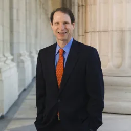 Sen Wyden.jpg